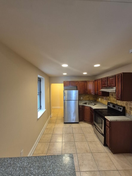 Building Photo - 4 Bed/1.5 Bath Steps from Temple University