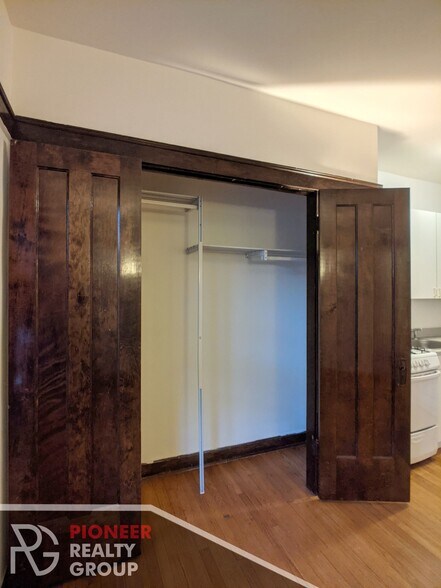 Building Photo - 822 W Waveland Ave