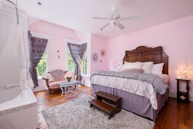 Building Photo - 221 SE 7th St