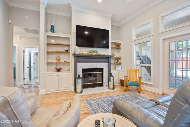 Building Photo - Beautifully updated 4-bedroom, 3-bath prop...