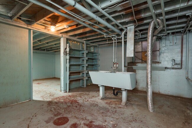 Building Photo - Vintage 2 Bedroom Townhouse