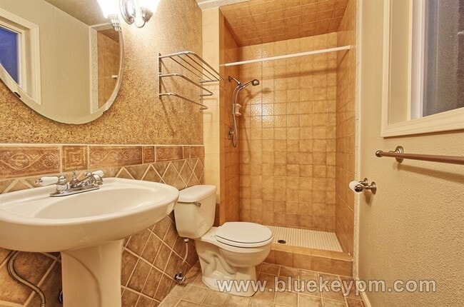 Building Photo - 3 bed, 2 bath home in Portland near Highwa...