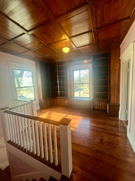 Library/sitting room upstairs ?? - 2115 Johnson St