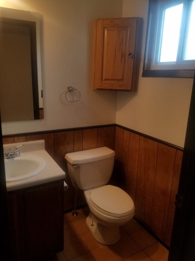 Building Photo - SPACIOUS, THREE LEVEL, 3 Bed 2.5 bath Town...