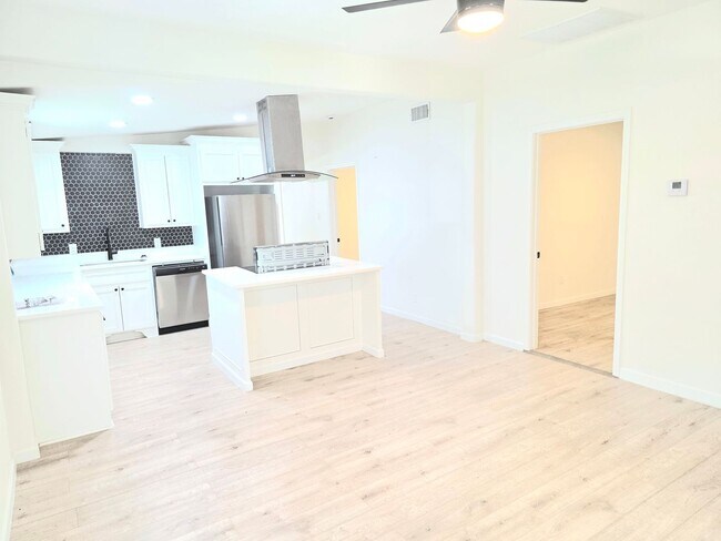 Building Photo - 1308 N 6th St