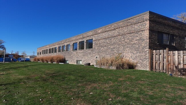 Building Photo - Elevate Your Lifestyle, Stunning 3-Bedroom Loft in Evanston