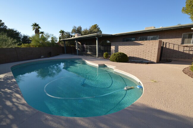 Building Photo - 7722 E Knollwood Cir