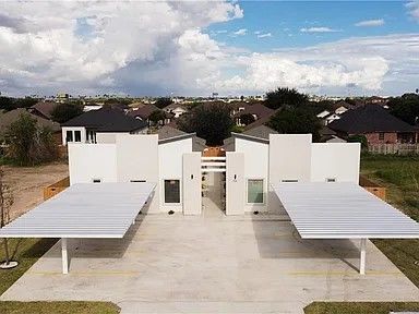 Building Photo - 705 Deanne Dr