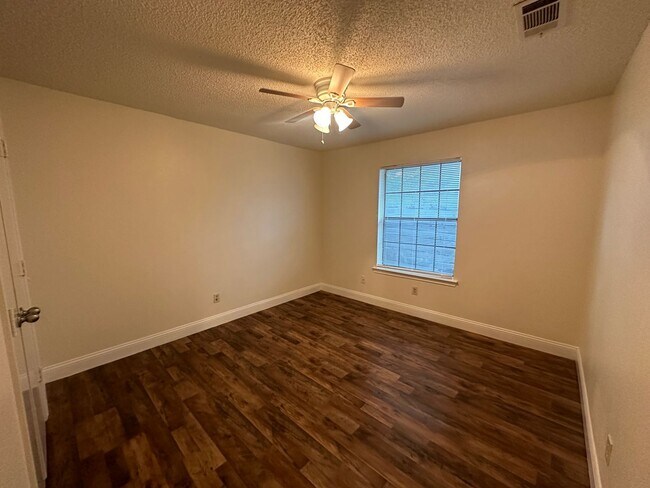 Building Photo - 5415-5415 Brookhollow Dr