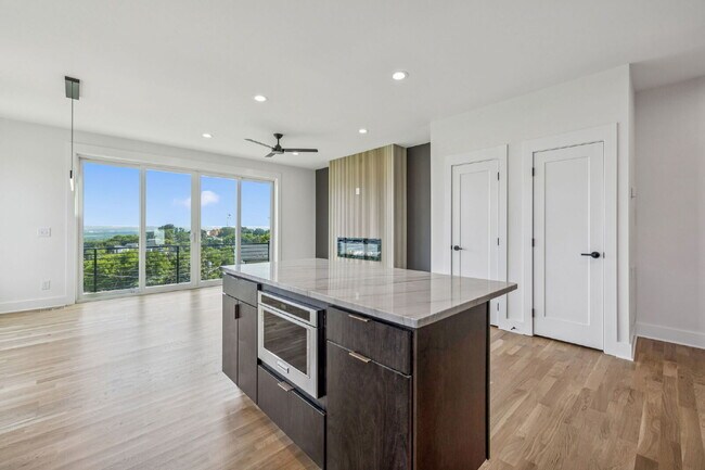 Building Photo - "Spacious 4-Bed, 4-Bath Gem in Nashville -...