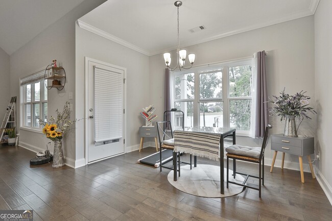 Building Photo - 405 Lakeview Way