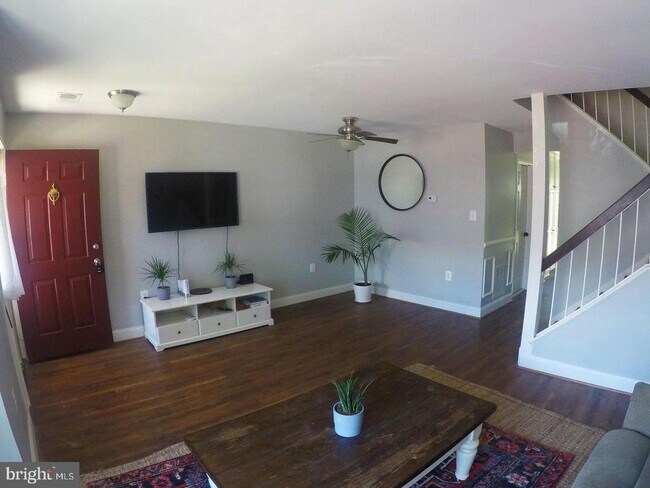 Building Photo - 8702 Village Green Ct