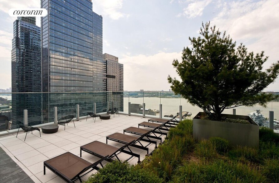 Building Photo - 550 W 45th St