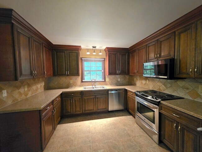 Building Photo - Cute Ranch in Yorktown Ready For New Tenants!
