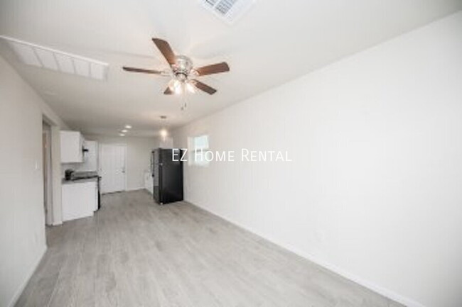 Building Photo - 5040 Mallow St