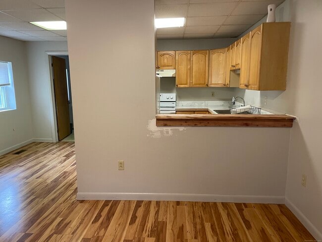 Building Photo - 260 Raymond Hill Rd