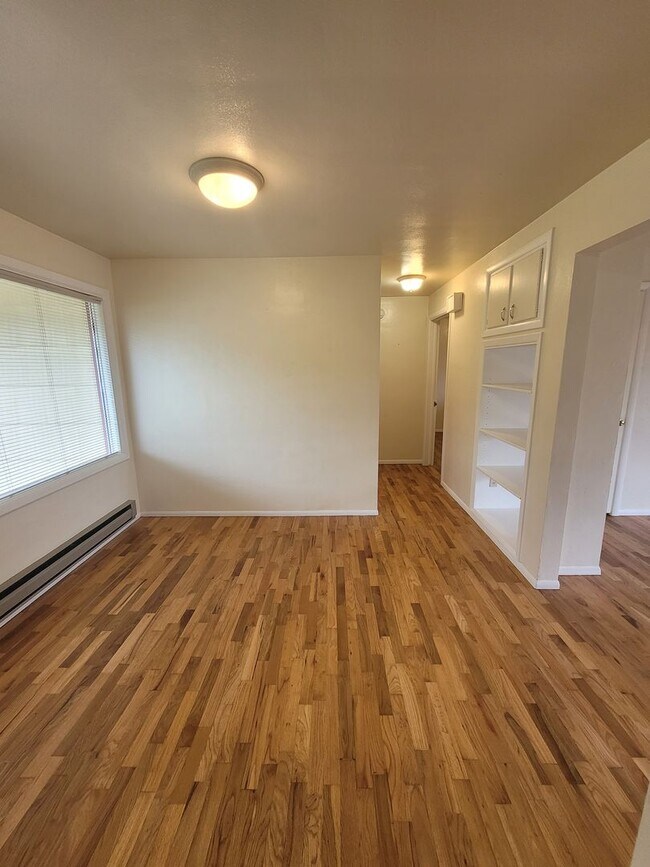 Building Photo - Charming 3BD/1BA located within walking distance to Friendly/College Hill neighborhood Market of ...