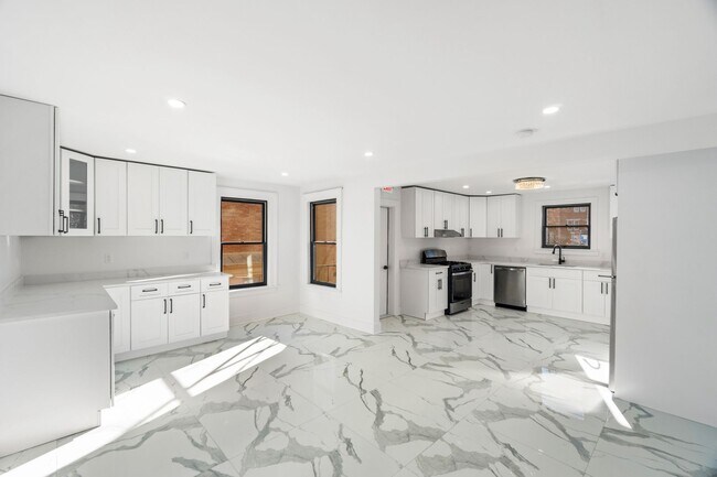 Building Photo - 54 Trumbull St