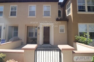 Building Photo - 2 Bed, 3 Bath Townhome Near Parks, Shoppin...