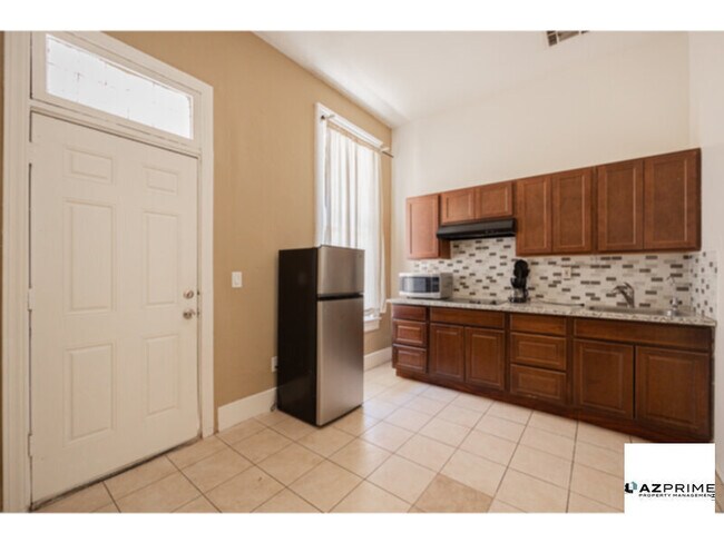 Building Photo - $500 OFF FIRST MONTH'S RENT MOVE IN SPECIA...