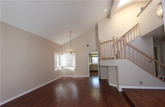 Building Photo - Gorgeous & Open Floor Plan House 4.Bed+3.Bath with Solar System AVAILABLE