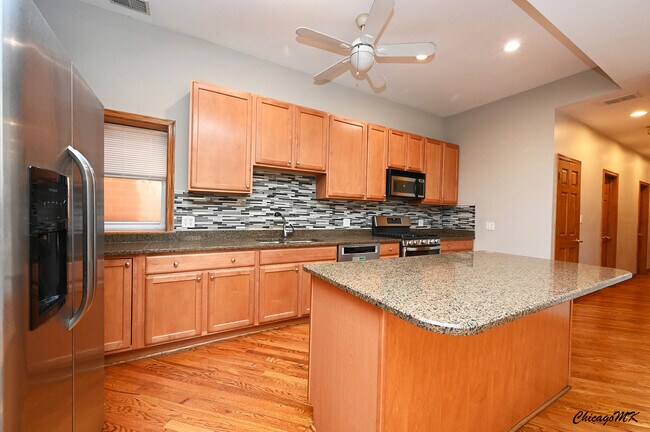 Building Photo - 1535 N Paulina St