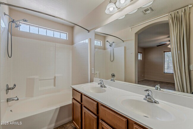 Building Photo - 519 E Rainbow Dr