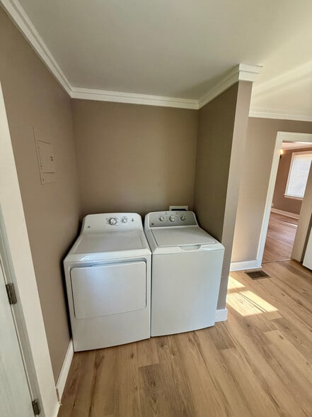 Building Photo - 1105 E 5th St