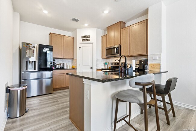 Building Photo - Charming Home Awaits: Spacious & Modern Living in a Prime Location