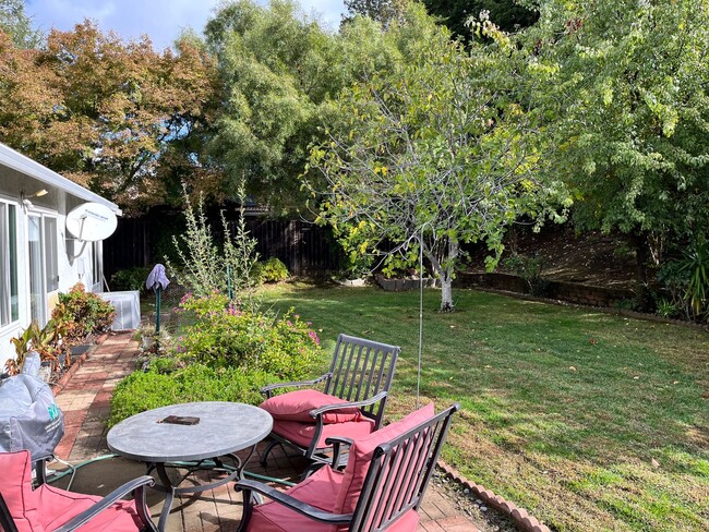 Building Photo - Clean 3 Bedroom , 2 Bathroom 1661 sqft. Br...