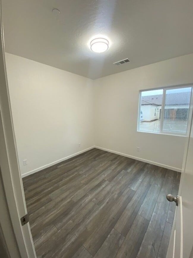 Building Photo - 3928-3928 S Burke St