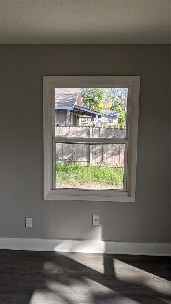 Building Photo - 204 3rd St