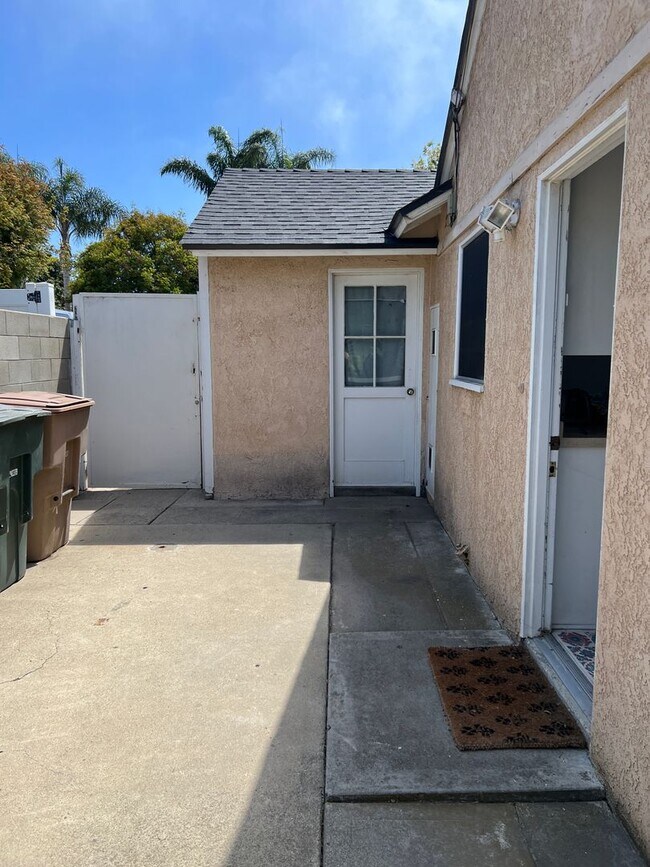 Building Photo - Mid Town Adorable Home!