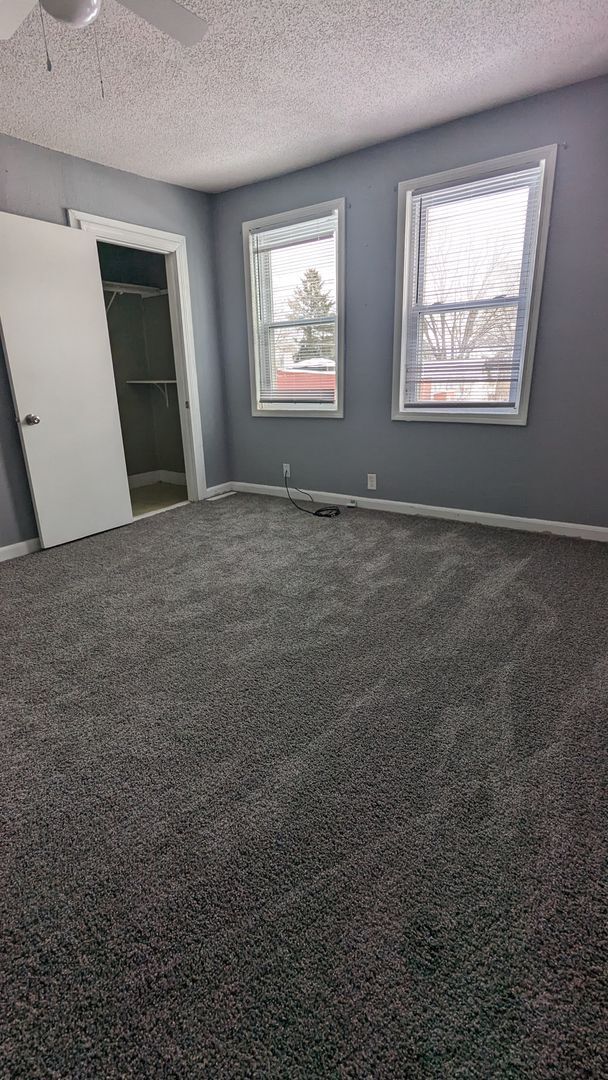 Building Photo - 3 bedroom/2 bath home