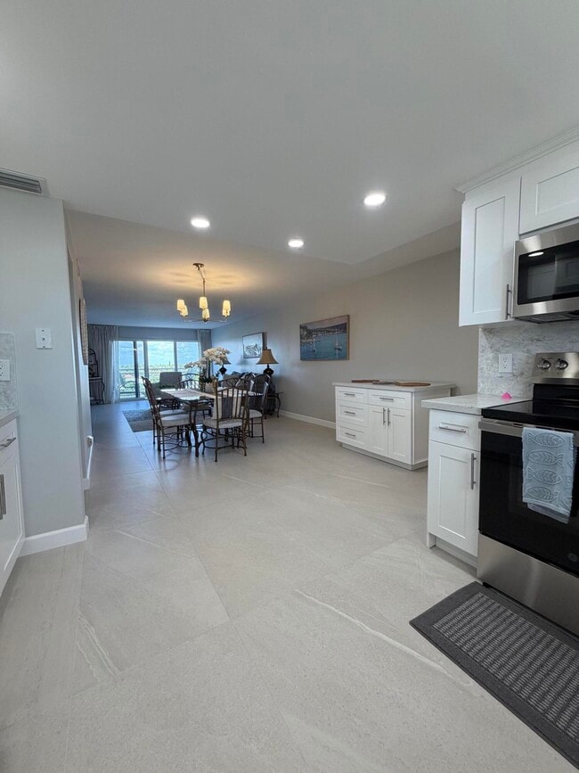 Building Photo - 1160 Hillsboro Mile