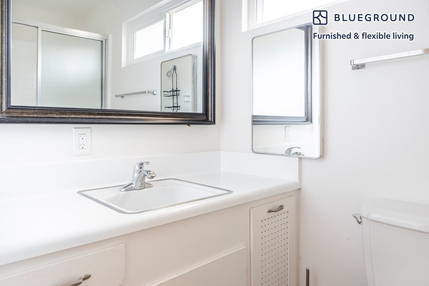 Building Photo - 801 Middlefield Rd