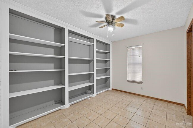 Building Photo - 17 Goldcrest Ave