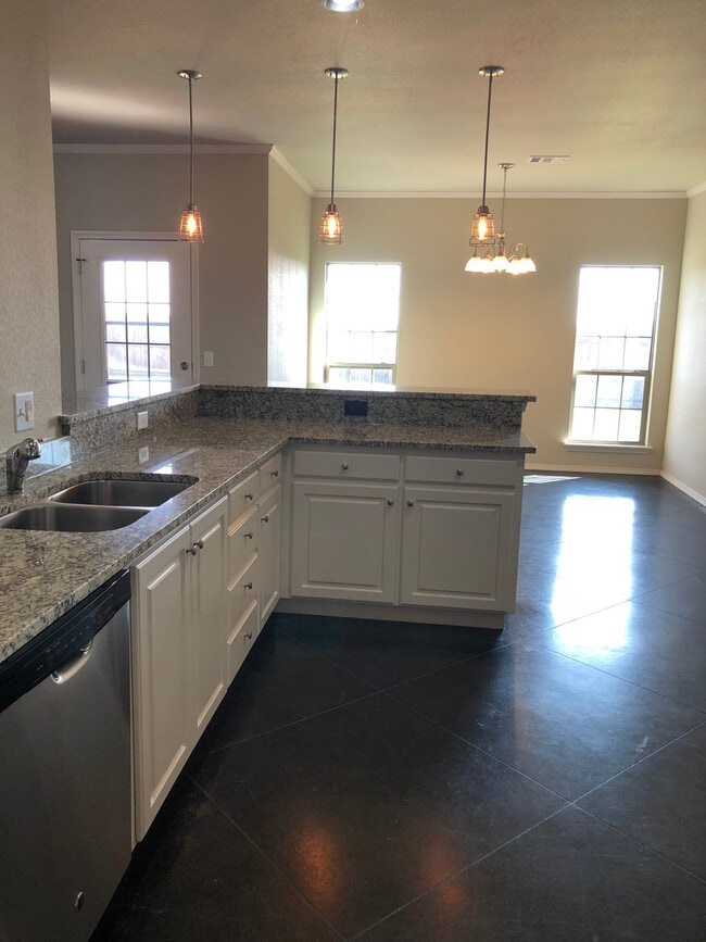 Building Photo - Located in HERITAGE HILLS !!! 2016 Built, ...