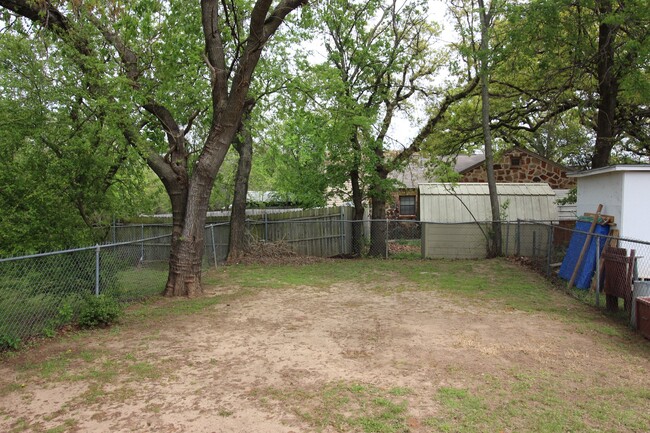 Building Photo - FOR LEASE! 1 BR - 1 BA - Frame House in We...