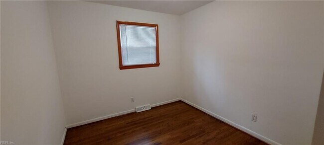 Building Photo - 216 Lindsey Ave