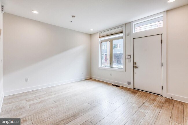 Building Photo - Northern Liberties Townhome with 2 Car Parking