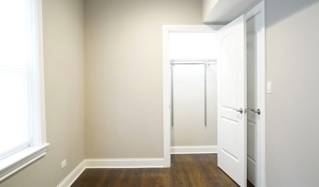 Building Photo - 2957 N Avers Ave