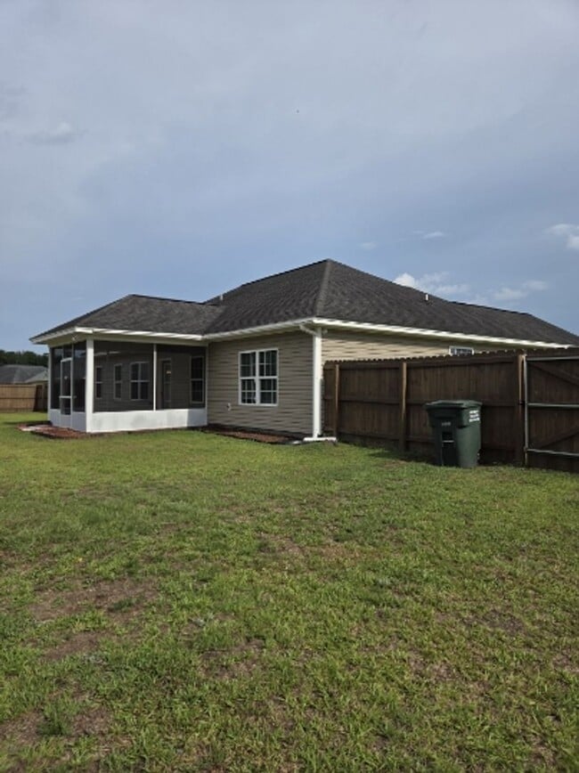 Building Photo - Beautiful home in a very quiet neighborhood