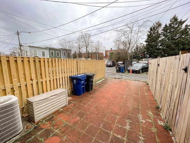 Building Photo - Beautiful 2 Bedroom 1 Bath Townhouse in Fa...