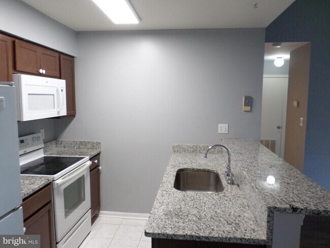 Building Photo - 5372 Bedford Terrace