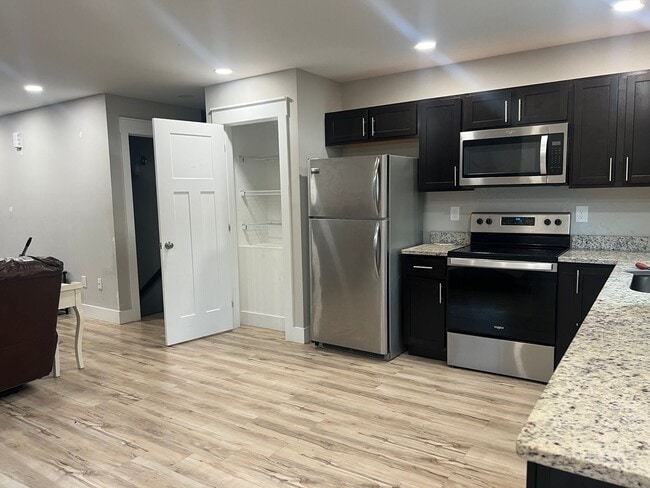 Building Photo - Beautiful home 3 minutes from ETSU!