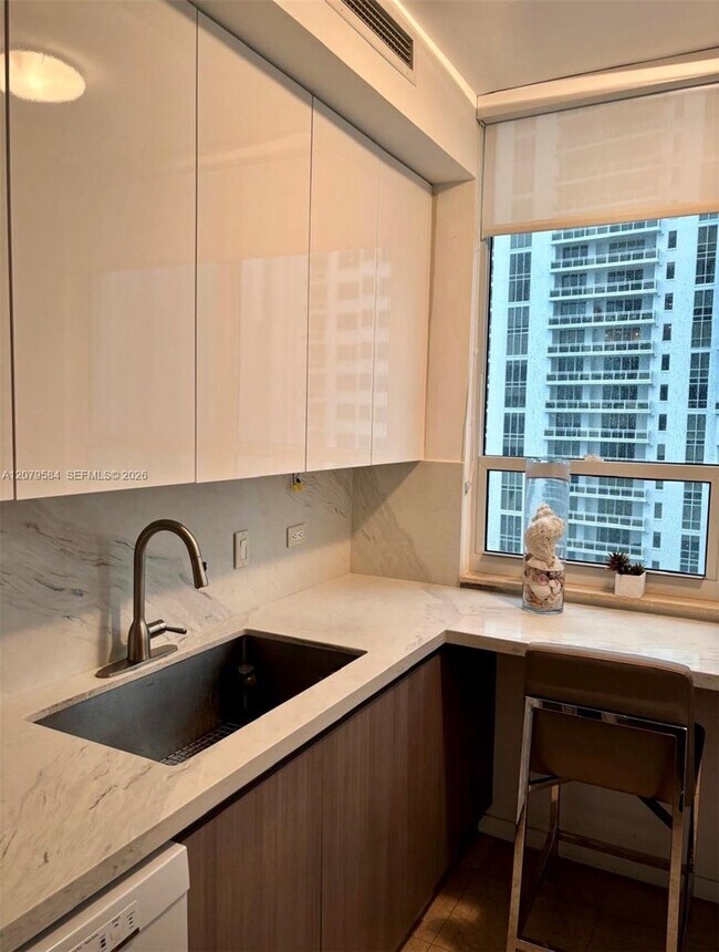 Building Photo - 801 Brickell Key Blvd