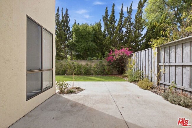 Building Photo - 833 Shadow Lake Dr