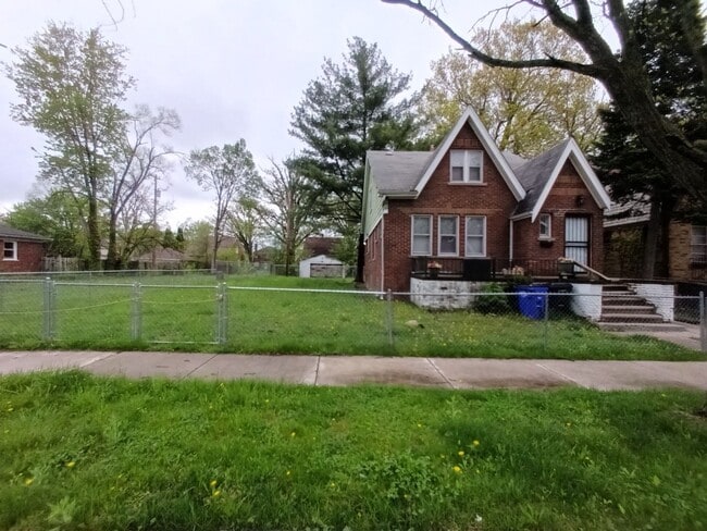 Building Photo - 4 bedroom 2 bath brick colonial NOW AVAILA...