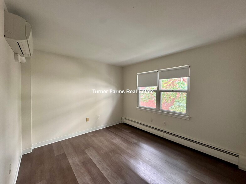 Building Photo - 693 Parker St